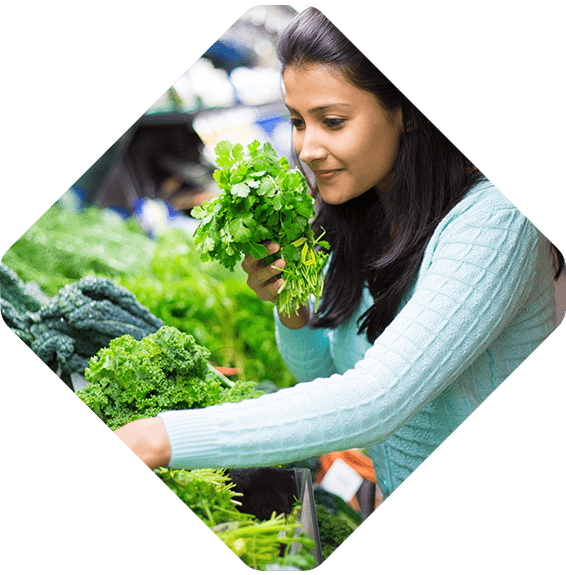 Mercado Mayco Women at grocery store